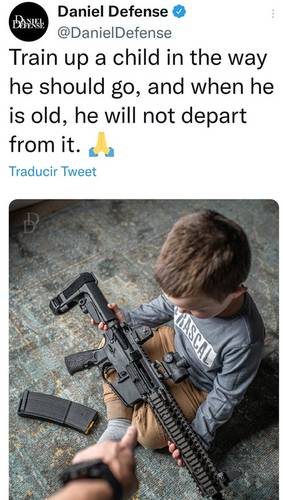  En la imagen, un reciente tuit del fabricante del fusil usado en la matanza, con la leyenda “Instruye al niño en su camino, y aun cuando sea viejo, no se apartará de él”. Foto captura de Twitter de @DanielDefense