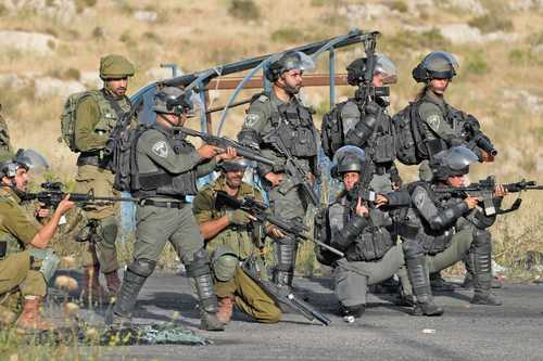 Elementos de seguridad israelíes en posición durante los enfrentamientos con palestinos durante la marcha por el Día de Jerusalén. Foto Ap