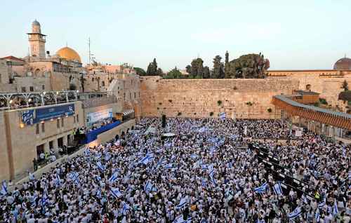 Decenas de miles de judíos ortodoxos, ayer en la movilización anual que marca el festejo por la anexión de Jerusalén Este en la Guerra de los Seis Días. Foto Afp
