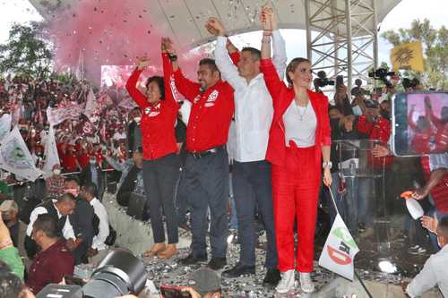 Alejadro Avilés, del PRI, en un acto el domingo en Oaxaca; allí se perfila el triunfo de Morena, según encuestas.
