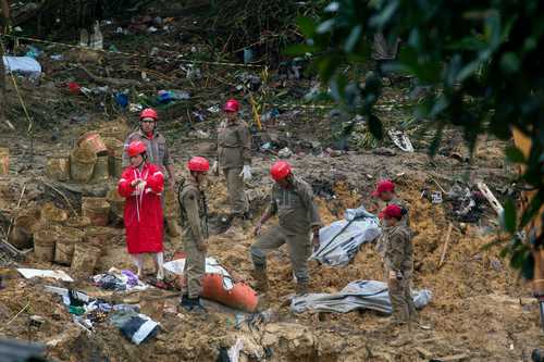 Autoridades brasileñas reportan al menos 106 muertes y 10 personas desaparecidas por las inundaciones y los deslizamientos a causa de las lluvias. Ayer, bomberos recuperaron los cuerpos de tres víctimas de un deslave en una comunidad de la ciudad de Recife.