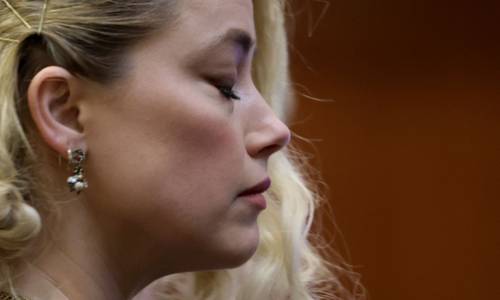 Amber Heard durante una sesión en el juzgado de circuito del condado de Fairfax, Virginia.