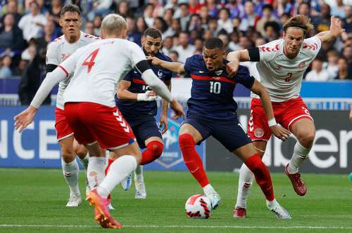 El campeón del mundo cayó 2-1 ante Dinamarca y además su delantero Kylian Mbappé salió del partido por molestias en la rodilla izquierda.