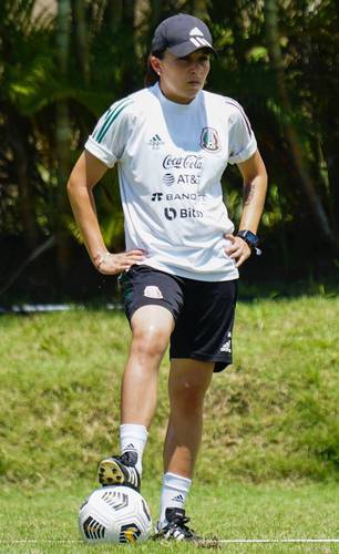 Ana es la primera mujer que dirige una selección varonil y respondió con un triunfo 2-0 en un amistoso contra Uruguay, disputado en Japón.