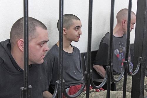 Los británicos Aiden Aslin, a la izquierda, y Shaun Pinner, a la derecha, y el marroquí Saadun Brahim, al centro, detenidos hace unas semanas por los separatistas prorrusos que controlan Donietsk, fueron condenados a muerte por combatir en favor de Ucrania.