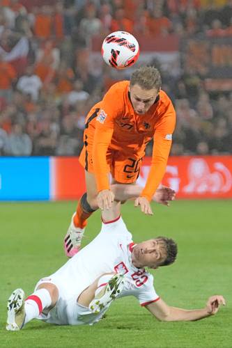El neerlandés Teun Koopmeiners disputa el esférico ante el polaco Krzysztof Piatek, ayer durante el partido que protagonizaron sus selecciones en Rotterdam, el cual finalizó 2-2.