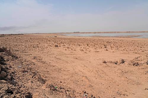 Por primera vez en siglos, el lago Sawa de aguas cristalinas se secó. El lugar, al sur de Irak, cuya “aparición” es motivo de historias islamitas, comenzó a sufrir desecamiento hace 10 años, después de fallidos proyectos turísticos que aceleraron la creación de riberas salitrosas y contaminadas de basura, además de la extracción hídrica indiscriminada en los alrededores.