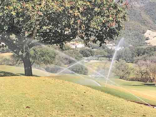 Campo de golf Las Misiones Club Campestre, en el municipio de Santiago, Nuevo León, el cual cuenta con 11 pozos de agua potable para regar sus 60 hectáreas.