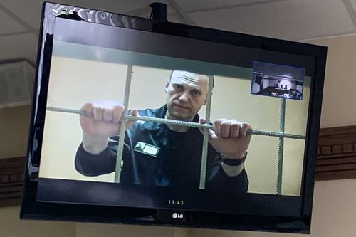 Los aliados del dirigente opositor ruso Alexei Navalny hicieron sonar la alarma ayer cuando descubrieron que el político ya no estaba en el penal donde cumplía su condena y no se sabía a dónde había sido trasladado. Más tarde, el presidente de una comisión de control de prisiones informó que el reo había sido llevado a la cárcel de máxima seguridad IK-6, en la localidad de Melekhovo, región de Vladimir, según dieron a conocer agencias de noticias rusas, que citaron a Sergei Yazhan, presidente de la Comisión de Control Público regional. Este centro penitenciario está unos 250 kilómetros al este de Moscú. En la imagen, Navalny, el pasado día 7.