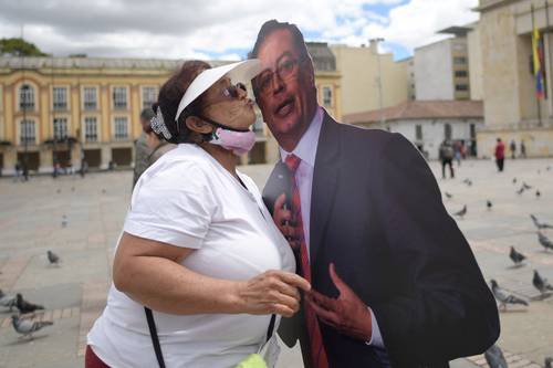 Una partidaria del aspirante presidencial de izquierda, Gustavo Petro, ayer en la Plaza Bolívar, de Bogotá.