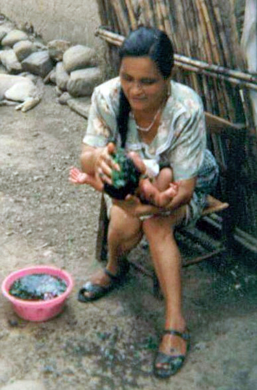 Lucina Martínez, realizando el baño ritual de la huasteca.