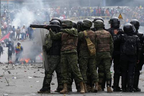Fuerzas de seguridad disparan gas lacrimógeno a indígenas en Quito.
