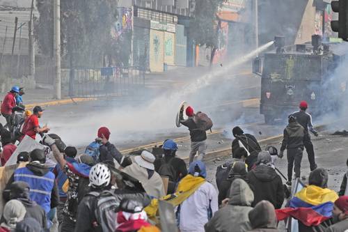 Con bombas de gas lacrimógeno y granadas aturdidoras, los policías repelieron a los manifestantes, quienes lanzaron piedras y bombas molotov.