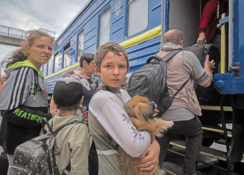 De 160 mil habitantes que Severodonietsk tenía antes de la guerra, ahora sólo quedan unos 12 mil, señala el gobernador de la región de Lugansk, Serguei Gaidai. En la imagen, una familia es evacuada de la zona de guerra en Pokrovsk, al este de Ucrania.