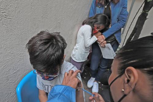 Menores de edad acuden al Centro de Salud T-III Dr. Juan Duque de Estrada para recibir su primera vacuna contra el covid-19, en la alcaldía Venustiano Carranza, en la CDMX.