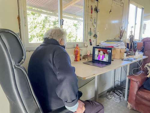 El ex presidente de Uruguay, José Alberto Mujica Cordano, en una videollamada con la gobernadora de Baja California María del Pilar Ávila Olmeda.