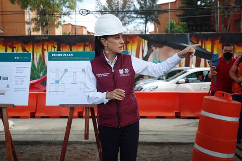 La jefa de Gobierno, Claudia Sheinbaum Pardo, supervisó ayer los trabajos en el viaducto elevado de la línea 12 del Metro. Dijo que “lo importante es que los habitantes de Tláhuac sepan que estamos dedicados a la completa rehabilitación”.