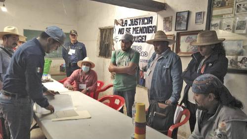 Miembros del comisariado ejidal de San Isidro, durante el acto celebrado el pasado 30 de junio en el municipio San Gabriel, Jalisco, donde recibieron los documentos que les restituyeron 280 hectáreas, de las cuales fueron despojados por la empresa estadunidense Amway-Nutrilite.