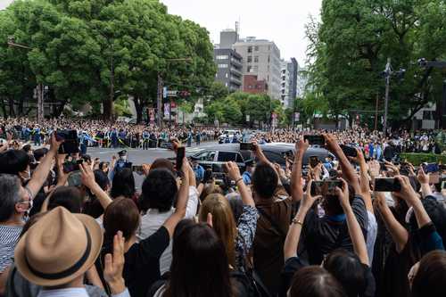 Miles de personas se congregaron ayer en las calles de Tokio para ver pasar el cortejo fúnebre del ex primer ministro Shinzo Abe –quien más tiempo estuvo en el poder en Japón–, después del funeral privado celebrado en la tarde en un templo budista. Abe fue asesinado la semana pasada durante un acto de campaña en la ciudad de Nara, dos días antes de las elecciones para el Senado, el domingo, en las que su partido afianzó su mayoría.