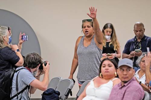 Tina Quintanilla-Taylor intenta hacer una pregunta al comité de investigación de la Cámara de Representantes de Texas, durante una conferencia de prensa después de que publicaron su informe completo sobre los tiroteos en la escuela primaria Robb, en Uvalde.