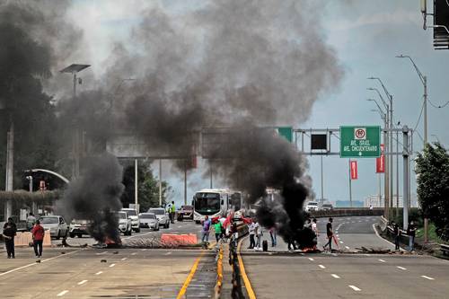 Trabajadores sindicalizados bloquearon una carretera ayer en la ciudad de Panamá.