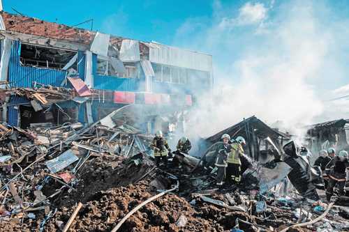 Bomberos combaten un incendio en un mercado de la ciudad de Bakhmut, tras un ataque del ejército ruso en el este de Ucrania.