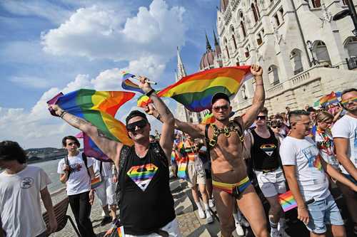 Miles de húngaros participaron ayer en la marcha anual Orgullo de Budapest, en la que prometieron seguir su lucha contra las políticas del gobierno que atropellan los derechos LGBT+, las cuales han provocado la condena de la Unión Europea (UE). Los asistentes protestaron por la moción del primer ministro Viktor Orban que prohíbe la “promoción o representación” de la homosexualidad y la reasignación de género o el cambio de sexo entre los menores de edad. La UE exigió reflexión a Hungría a principios de este mes por una ley aprobada el año pasado que restringe la información sobre transexualidad en las escuelas.