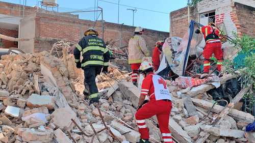 Personal de Cruz Roja y Bomberos busca a personas con vida bajo los escombros.
