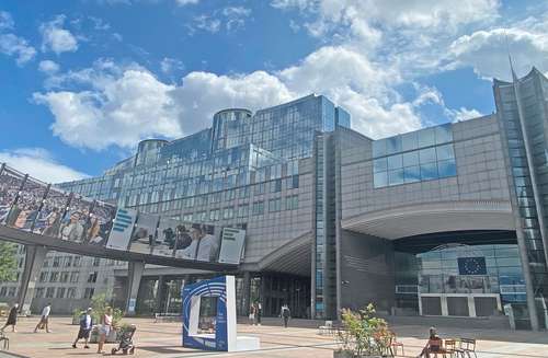 Edificio del Parlamento Europeo en Bruselas, en una cálida tarde de verano.