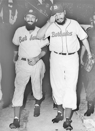  Cienfuegos y Fidel Castro tras un partido de beisbol. Foto Perfecto Romero