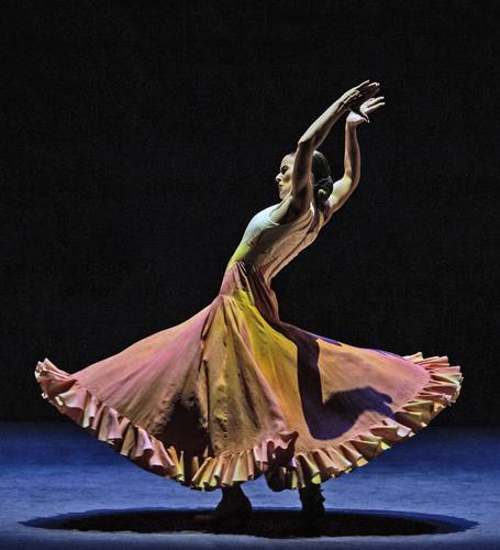 La coreografía De lo flamenco forma parte del homenaje dedicado al mítico bailarín y coreógrafo gitano Mario Maya, fallecido en 2008 a los 71 años. En la imagen, escena de este montaje interpretado por la bailarina Miriam Mendoza, del Ballet Nacional de España.