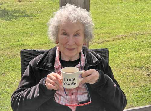  La escritora canadiense Margaret Atwood incendió las redes con una fotografía desde Nueva Escocia. Foto tomada de Twitter