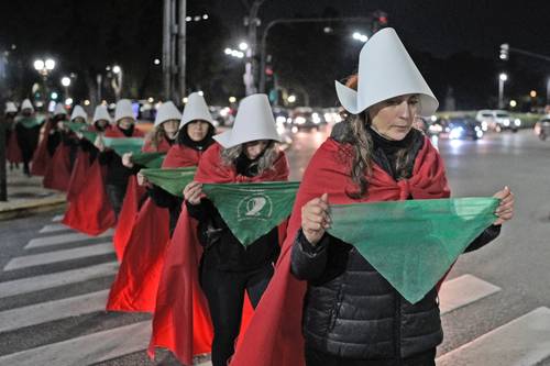  Activistas a favor del aborto se manifiestan disfrazadas como personajes de la novela El cuento de la criada, frente a la residencia del embajador de Estados Unidos en Buenos Aires, Argentina. Foto Afp