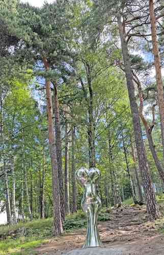El paseo escultórico del parque Ekeberg, ubicado en una colina en el sureste de Oslo, propone un recorrido por esculturas clásicas, inquietantes, lúdicas y poéticas. En la imagen, la pieza Marilyn Monroe.
