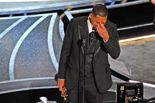 Will Smith al recibir el premio al Mejor Actor por King Richard en la 94 entrega de los Óscar en el Dolby Theatre de Hollywood.