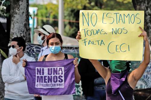 Activistas protestaron en mayo pasado afuera de la fiscalía de Puebla, en demanda de justicia para la activista Cecilia Monzón, quien fue asesinada el 21 de ese mes.
