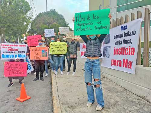 Familiares y amigos de los tres universitarios protestaron ayer frente a los juzgados de lo penal con sede en Barrientos, tras los abusos que uniformados cometieron contra los jóvenes el pasado 27 de julio.