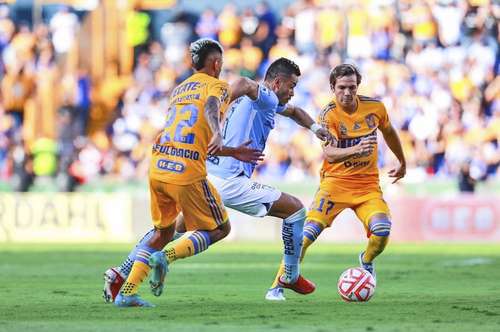 Pablo Barrera, de Gallos, intenta superar a los jugadores felinos durante el partido de ayer.