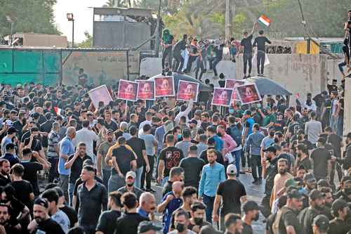 Cientos de opositores del líder chiíta Moqtada Sadr, cuyos partidarios tienen tomado el Parlamento de Irak, se manifestaron ayer en Bagdad. Casi 10 meses después de las elecciones, no se ha podido formar gobierno, lo que tiene sumido al país en una crisis política a la cual no se le ve fin. Las tensiones aumentaron después de que Sadr rechazó al candidato al cargo de primer ministro presentado por sus opositores, las facciones chiítas proiraníes que forman el Marco de Coordinación. “El pueblo no autorizará un golpe de Estado”, se podía leer en las pancartas de los manifestantes, que también ondeaban banderas iraquíes.