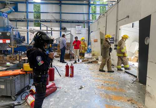 Elementos de Protección Civil y bomberos de Cuernavaca desalojaron ayer al personal de la empresa Industrias Tecnos, tras el estallido que se originó en la línea 22 de armado y mezclado de cartuchos explosivos.
