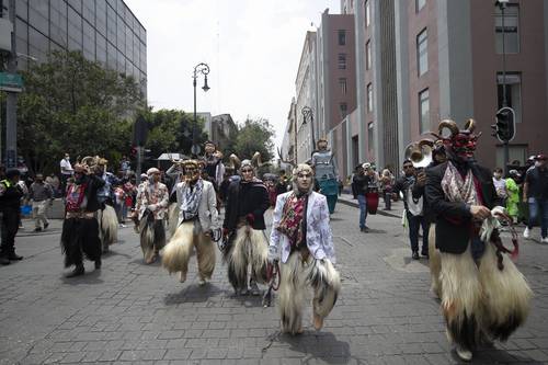  Con una caminata por el centro de la Ciudad de México, integrantes de barrios y comunidades residentes en la capital del país conmemoraron el Día Internacional de los Pueblos Indígenas. Foto Yazmín Ortega Cortés