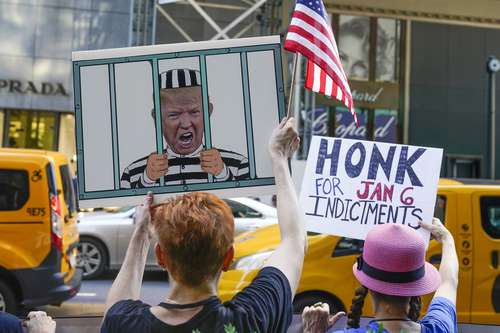 Detractores del ex jefe de la Casa Blanca Donald Trump se manifestaron ayer afuera de la Torre Trump en Nueva York.