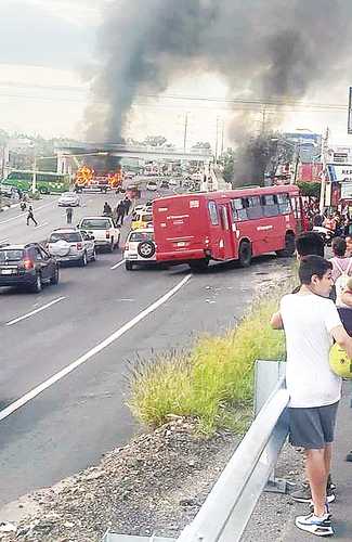 Uno de los tres camiones urbanos que presuntos criminales incendiaron ayer en el municipio de Zapopan, conurbado a Guadalajara, Jalisco, con el propósito de obstaculizar el paso de elementos policiacos.