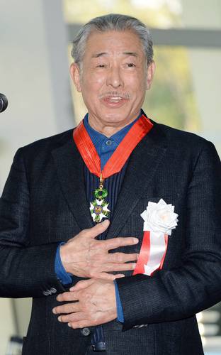  Cuando recibió la Legión de Honor del gobierno francés, en el Centro Nacional de Arte de Tokio. Foto Ap