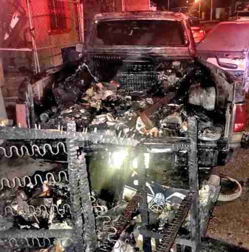 Presuntos criminales incendiaron con bombas molotov una camioneta en la calle Soberanía de la colonia Nacionalista, municipio de Mexicali, Baja California, durante la madrugada del domingo; no hubo reporte de heridos.