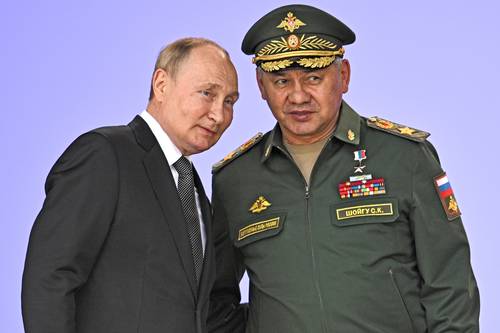 El presidente ruso, Vladimir Putin, y el ministro de Defensa, Serguei Shoigu, ayer en la inauguración del Foro Internacional Ejército-2022, la mayor feria anual de la industria militar del país.