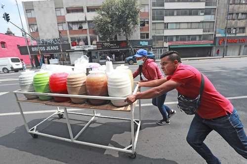 Comerciantes se desplazan por la avenida Izazaga, en la Ciudad de México.