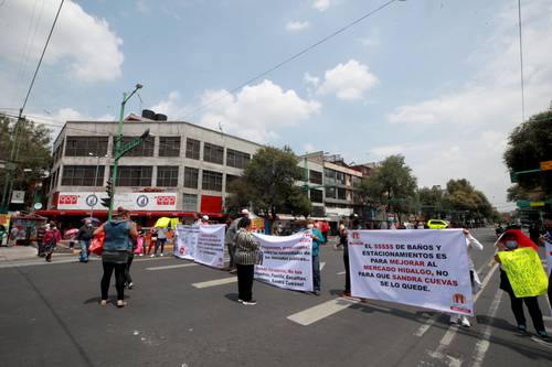 Locatarios del mercado Hidalgo bloquearon por segundo día consecutivo el Eje Central para exigir a la alcaldía de Cuauhtémoc que cumpla con dar mantenimiento al centro de abasto.