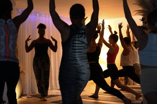La profesora Stacie Graham imparte una sesión de yoga en el estudio She’s Lost Control, en el este de Londres. También consultora de diversidad corporativa, Graham impulsa una mayor inclusión en la disciplina del yoga, originada en India, pero en la actualidad “alejada de su esencia en Occidente”.