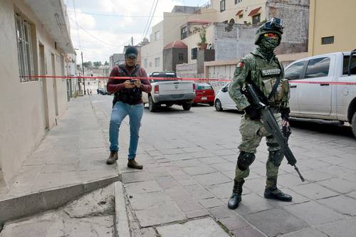 Elementos del Ejército fueron desplegados luego de que presuntos criminales quemaron una tienda Oxxo a un costado de una gasolinera ubicada en la salida sur de la cabecera municipal de Ojocaliente, a 41 kilómetros de la ciudad de Zacatecas.